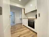 Apartamento T2, com terraço, remodelado, junto ao comboio da Amadora.