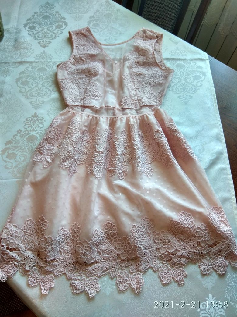 Kremowa sukienka