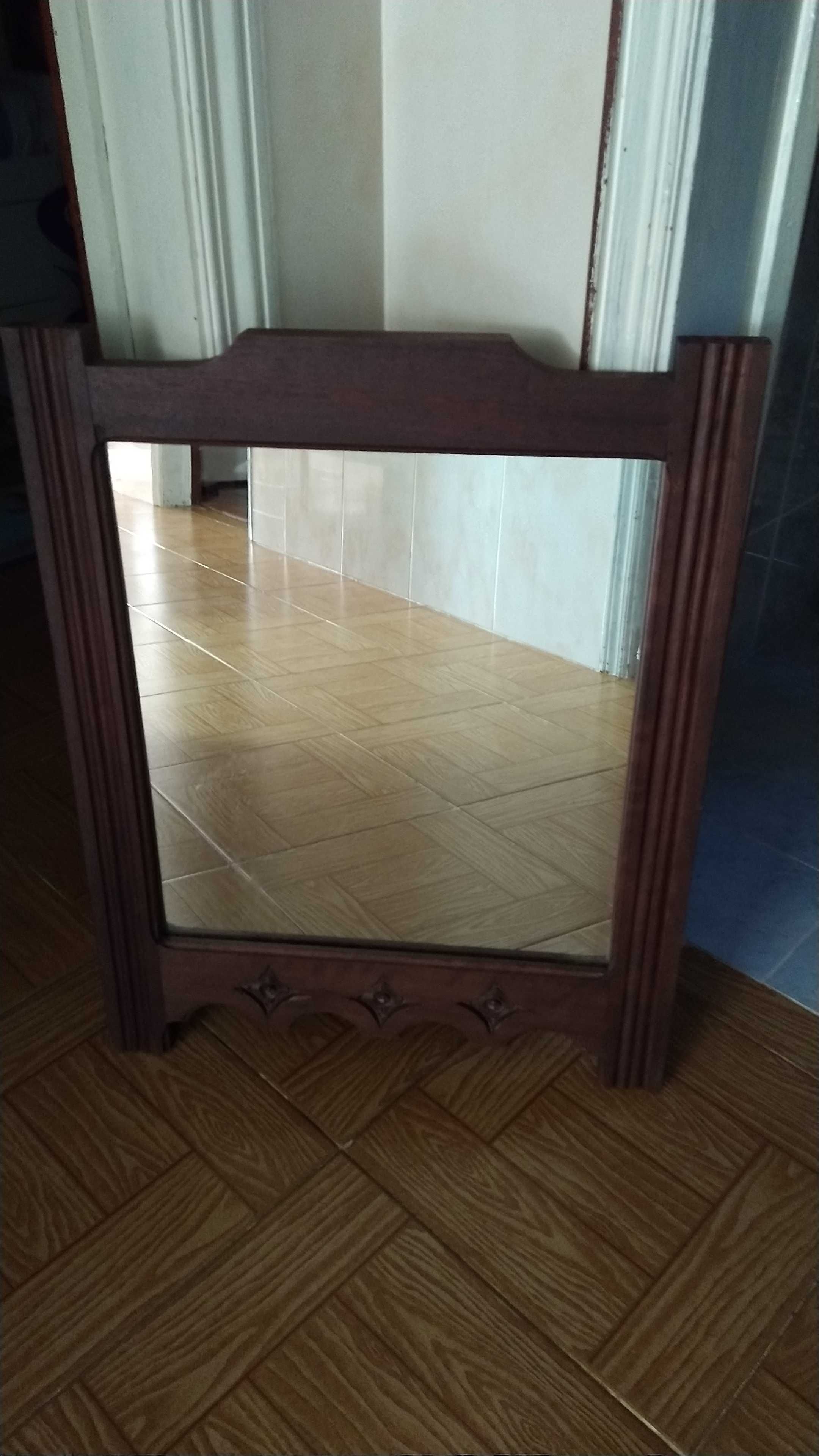 Vendo espelho em madeira antigo