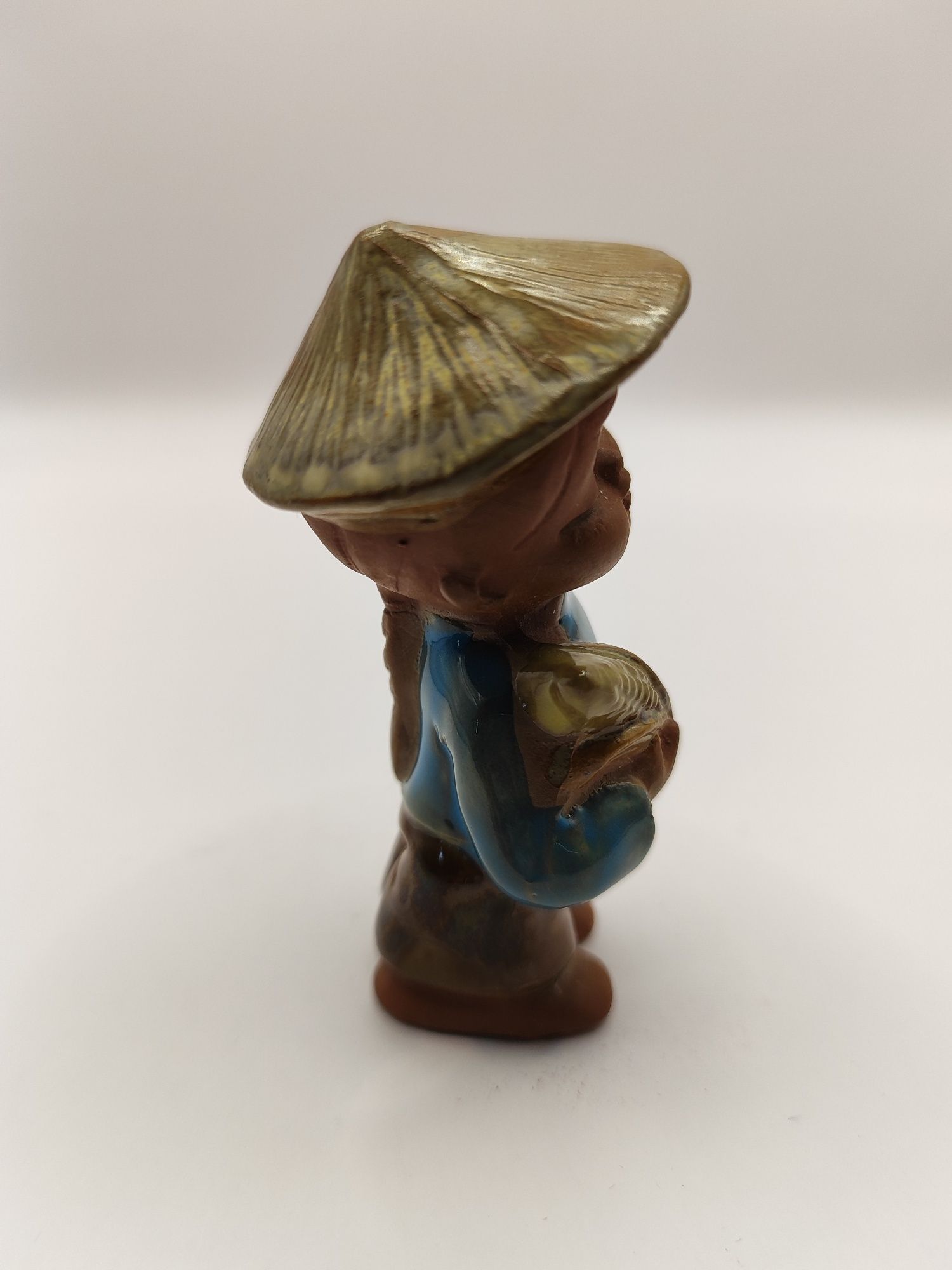 Ceramiczna figurka chłopiec z kukurydzą Japan