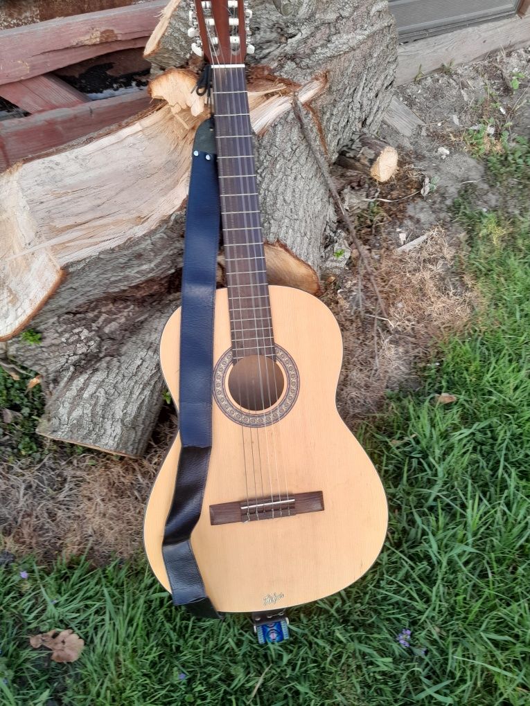 Stara gitara strunowa