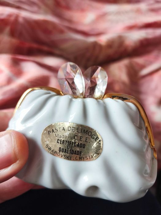 Linda peça em porcelana no formato de bolsa