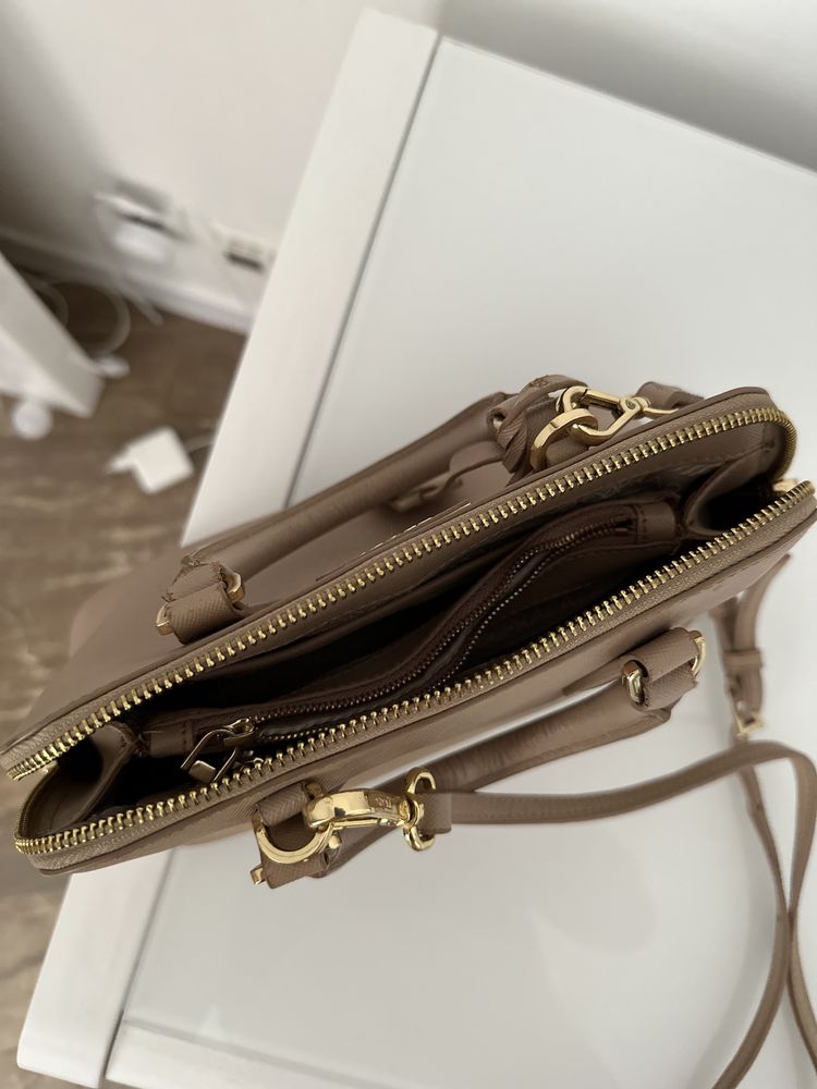 Бежевая сумка Prada брендовая из натуральной кожи