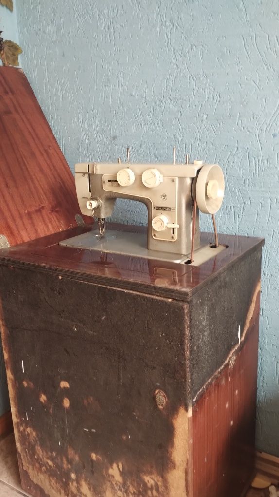 Швейная машинка на ножном приводе