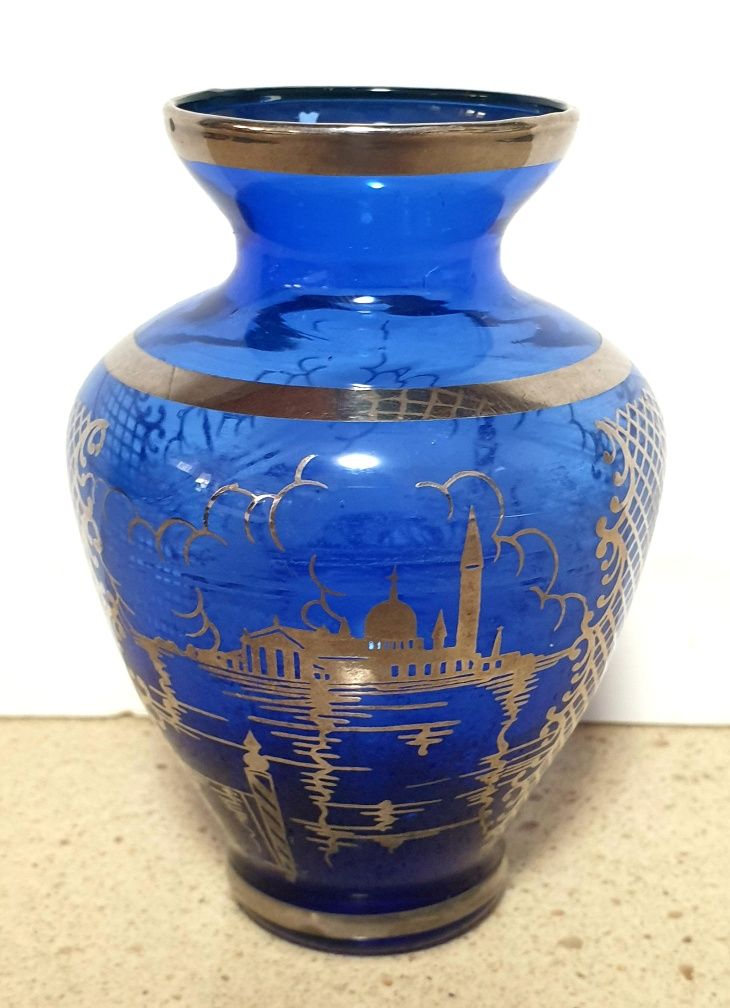 Pequena jarra veneziana vintage em vidro azul cobalto com prata
