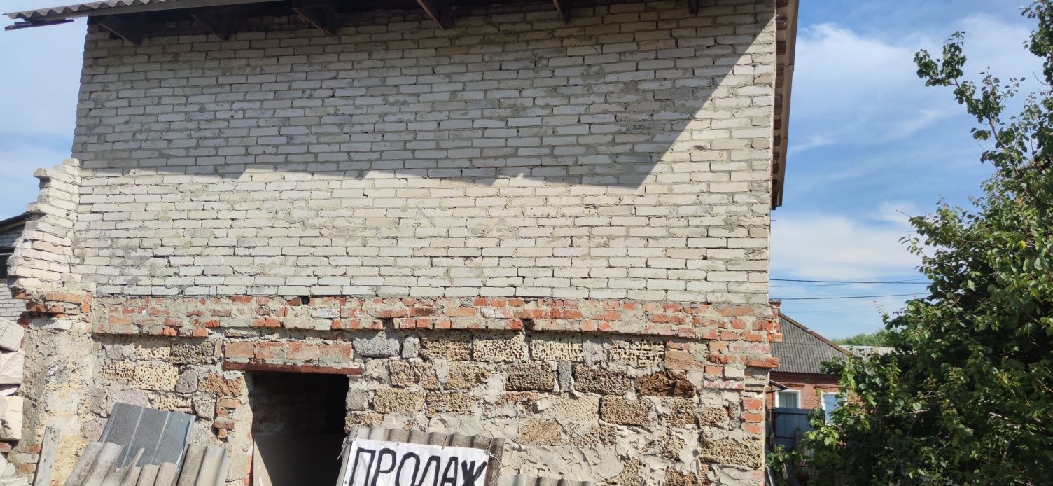 Бой, кирпич отдаём и продаём. Дом под разборку.