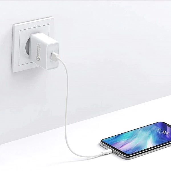 Ugreen CD122 szybka ładowarka sieciowa Quick Charge 3.0/18W 3A USB bia