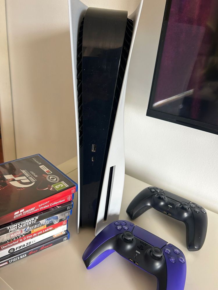 PlayStation 5 (com caixa original) + 2 comandos DualSense + 8 jogos