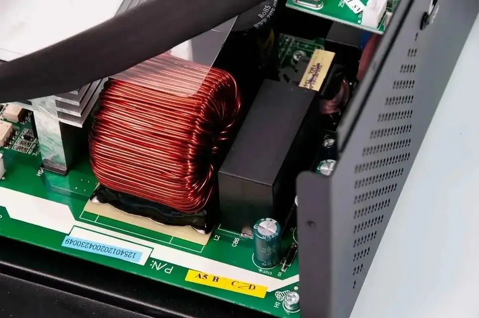 MUST PV18-3024 PREM — надёжный гибридный инвертор 3 кВт, 24V