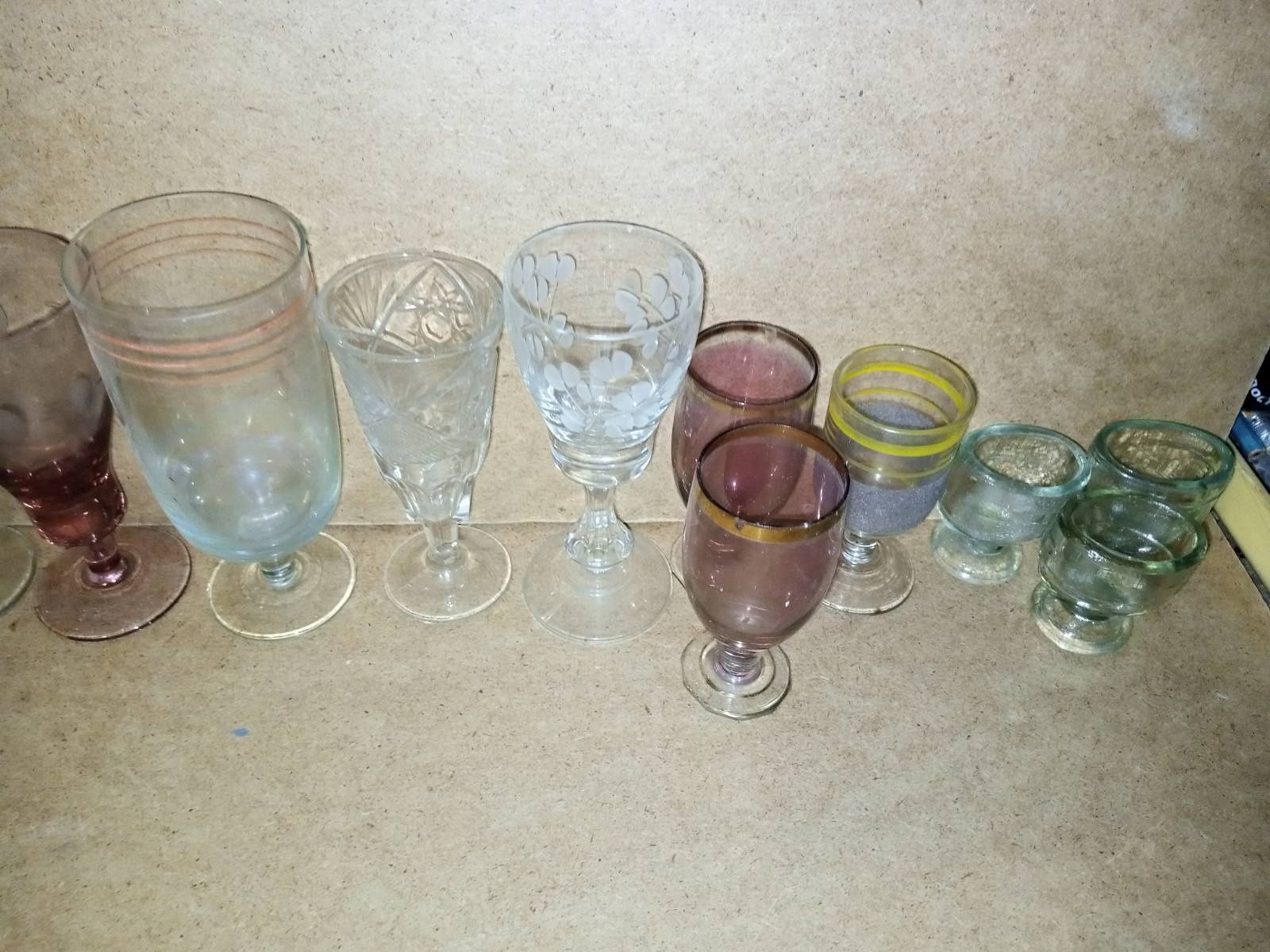 Посуд:Різні скляні сільнички,склянки,бокали тощо.