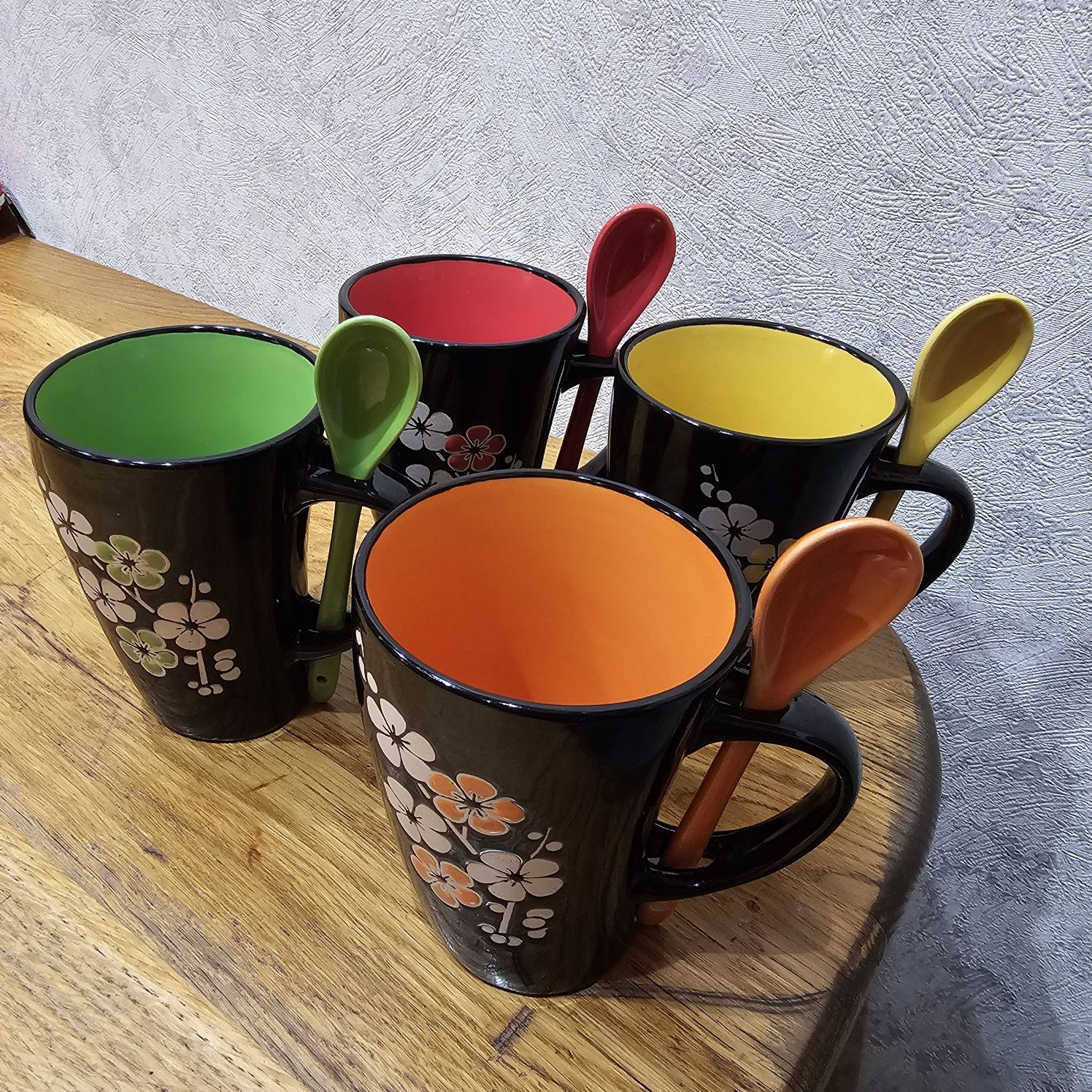 Керамічні чашки з ложками