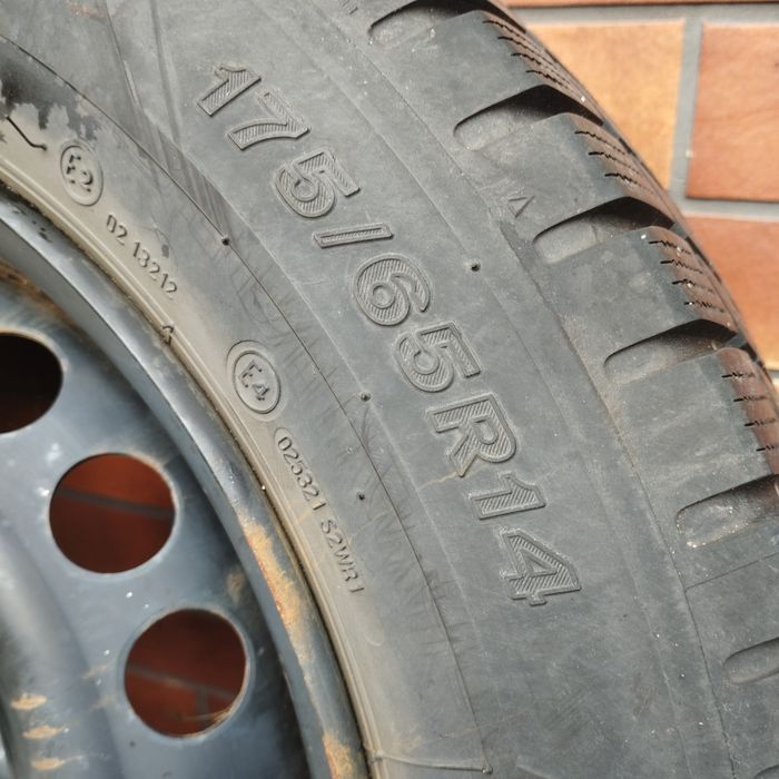 Na sprzedaż 2 felgi z oponami zimowymi 175/65R14 Kia Picanto