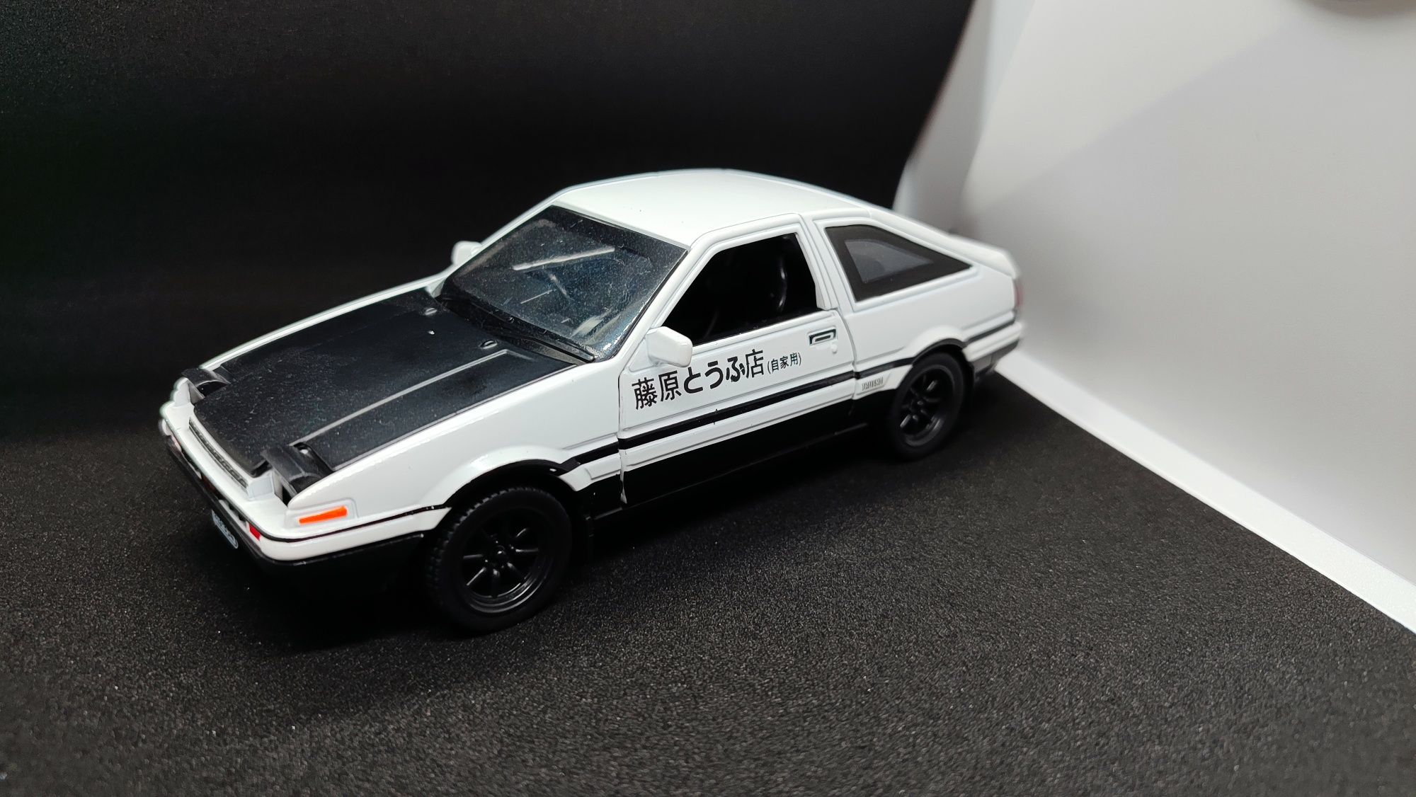 AE86 хачироку машинка Initial D