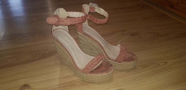 Różowe sandalki na koturnie