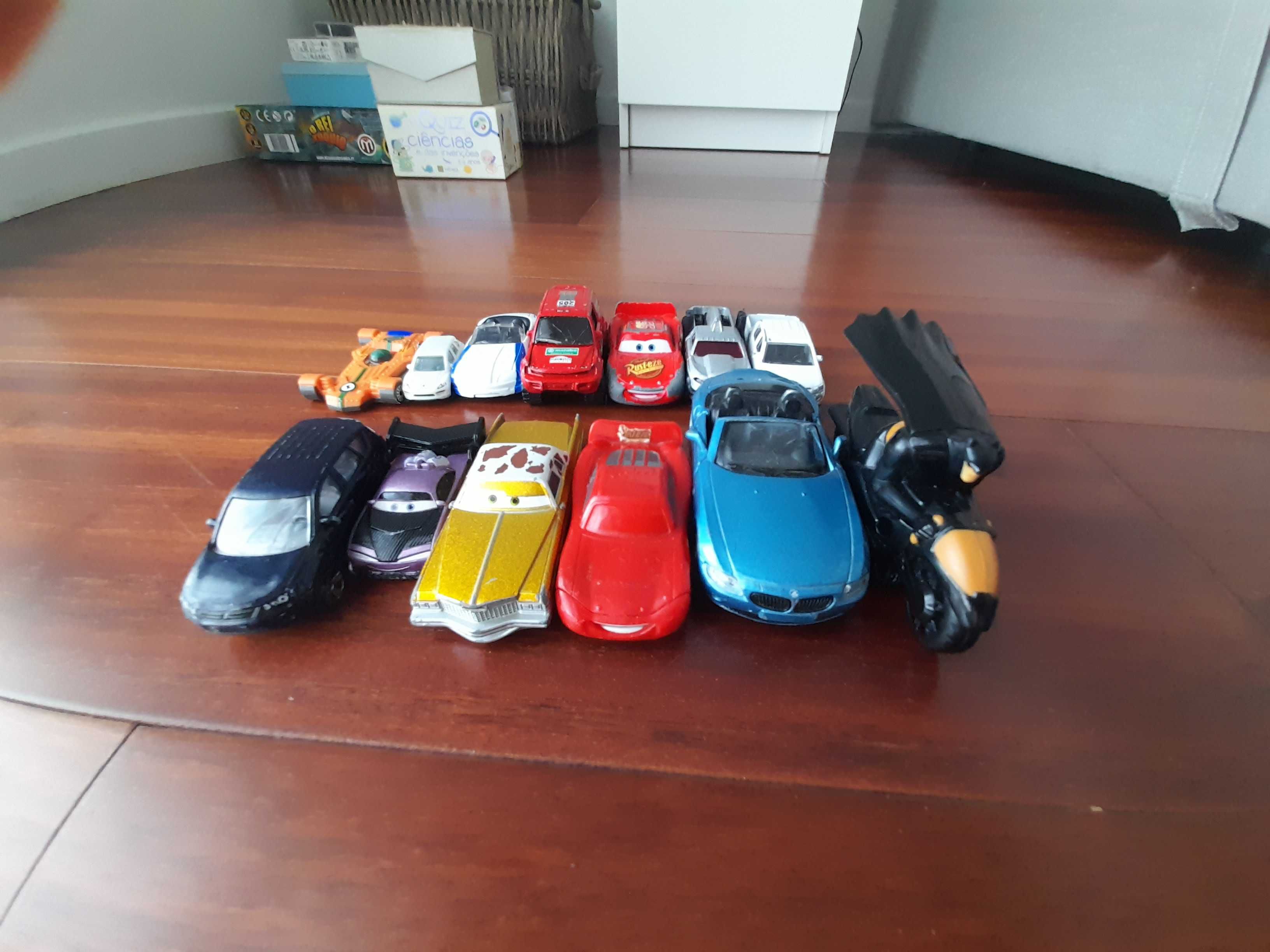 Sortido de carros de brinquedo