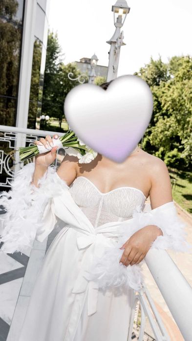 Весільний халат зі шлейфом та пір'ям