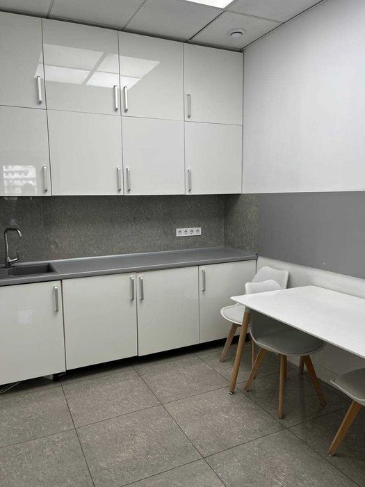 Мебльований офіс в БЦ преміум-класу, метро Звіринецька