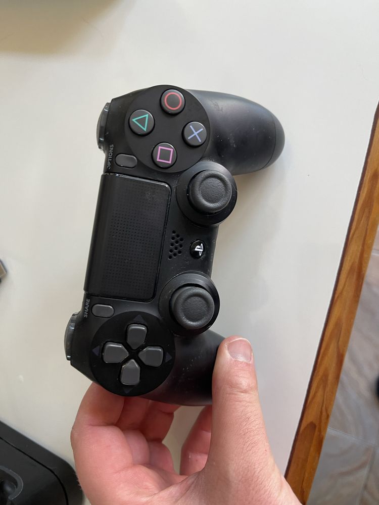Playstation 4 slim 1TB c/ jogo e 1 comando