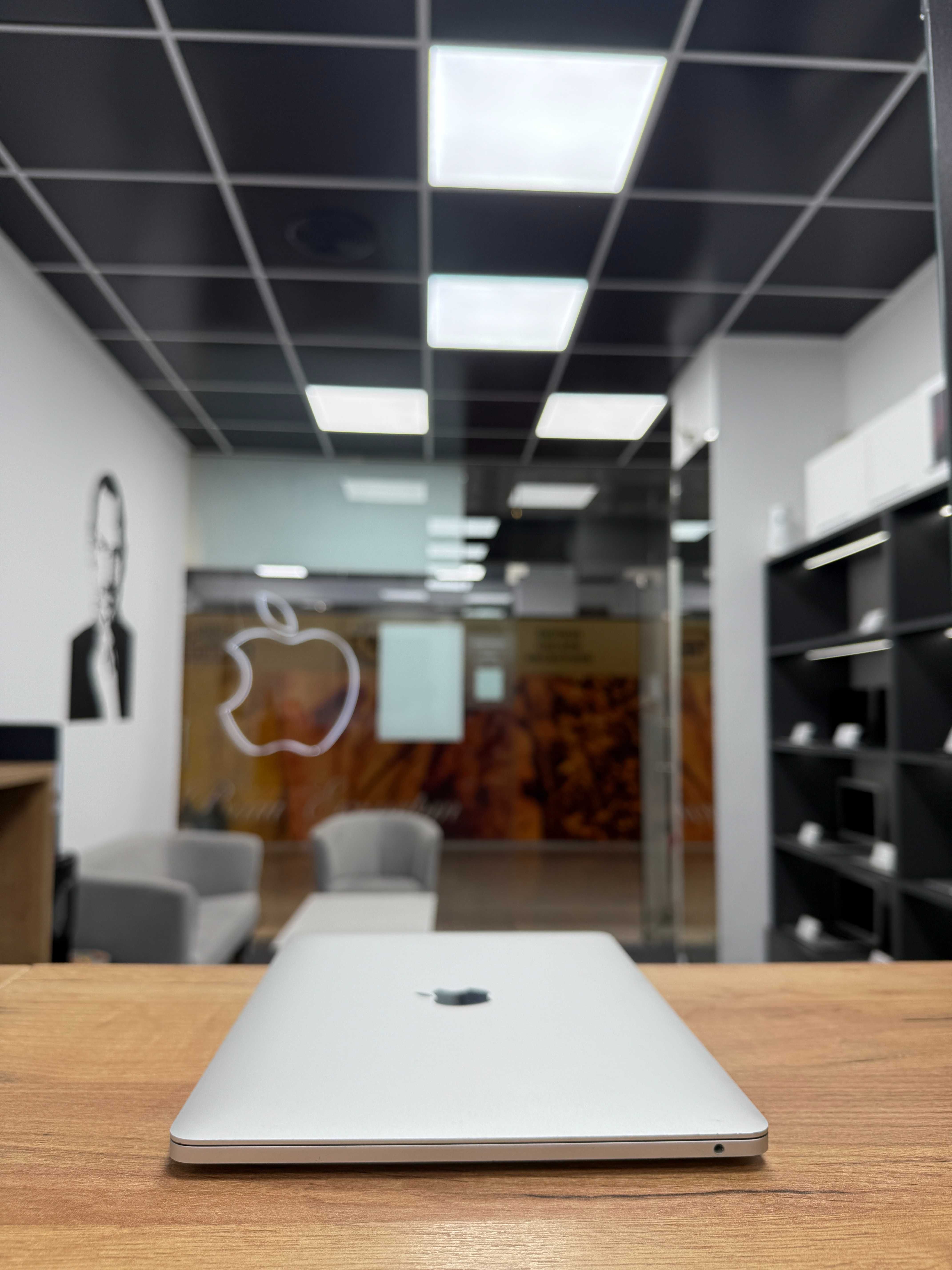 Macbook Pro 2020 (2022) (M1/8gb/256 ssd) повний комплект/ 90236SV