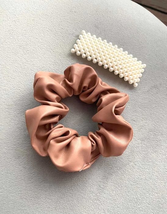 Шкіряна резинка для волосся коричнева та заколка перлинки коричневая