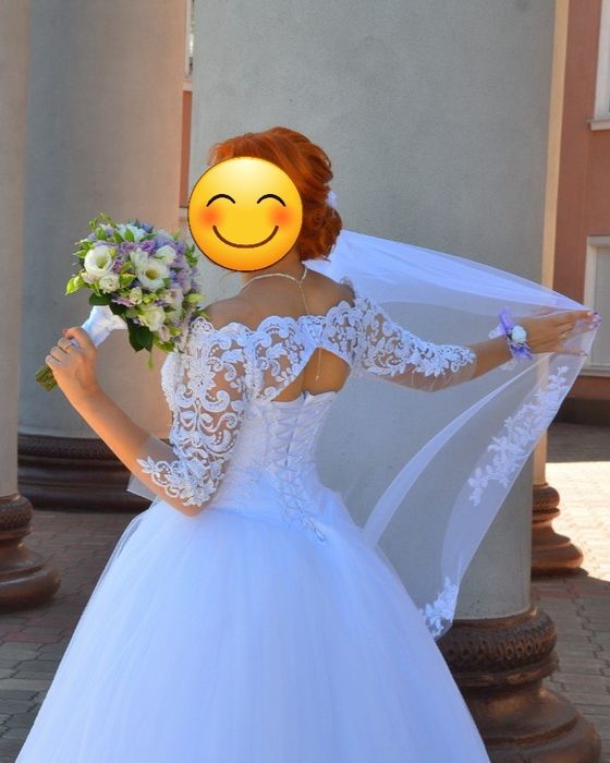 Весільна сукня білого кольору з відкритими плечами