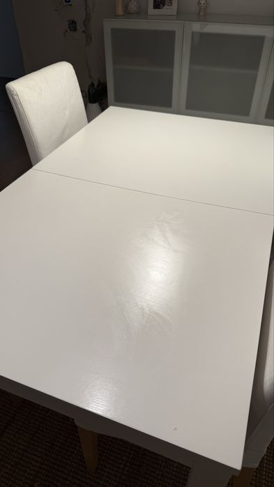 Mesa extensível IKEA + 4 cadeiras com capas brancas (140 → 180 cm)