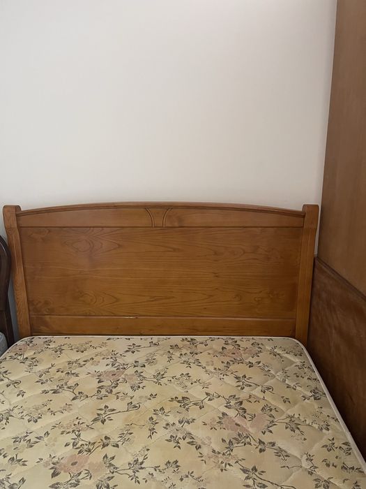 Camas Matrimoniales Madera Boa e con Colchoes  en Muito bom Estado.