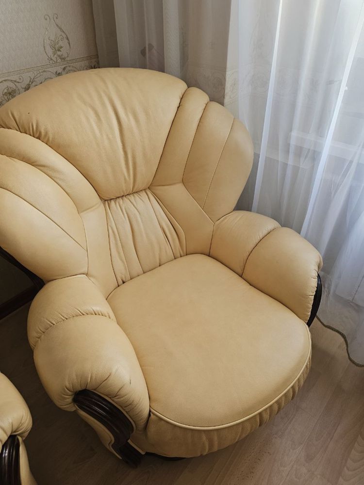 Шкіряний диван, молочного кольору
