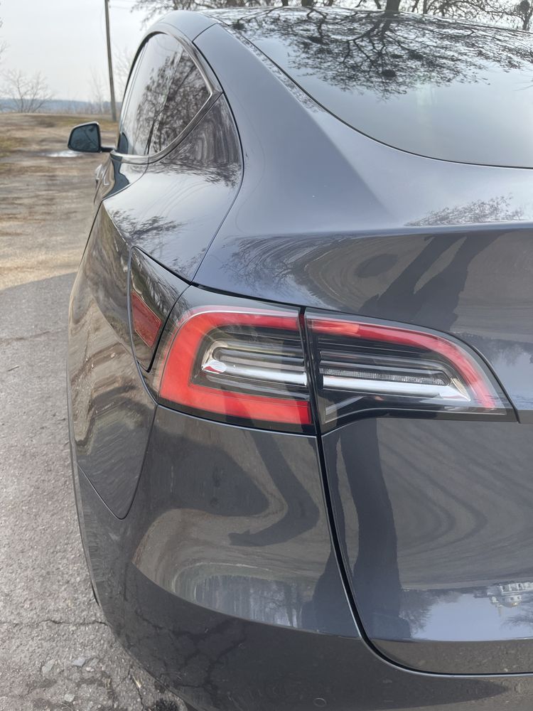 Tesla model Y 2021