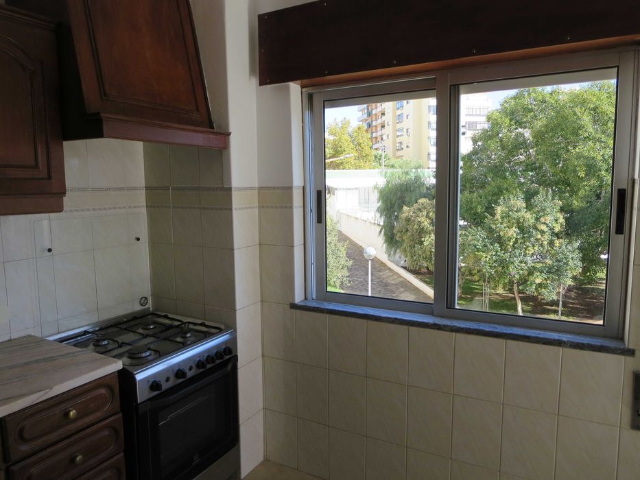 T2 Faro - central com muita luz e boas áreas