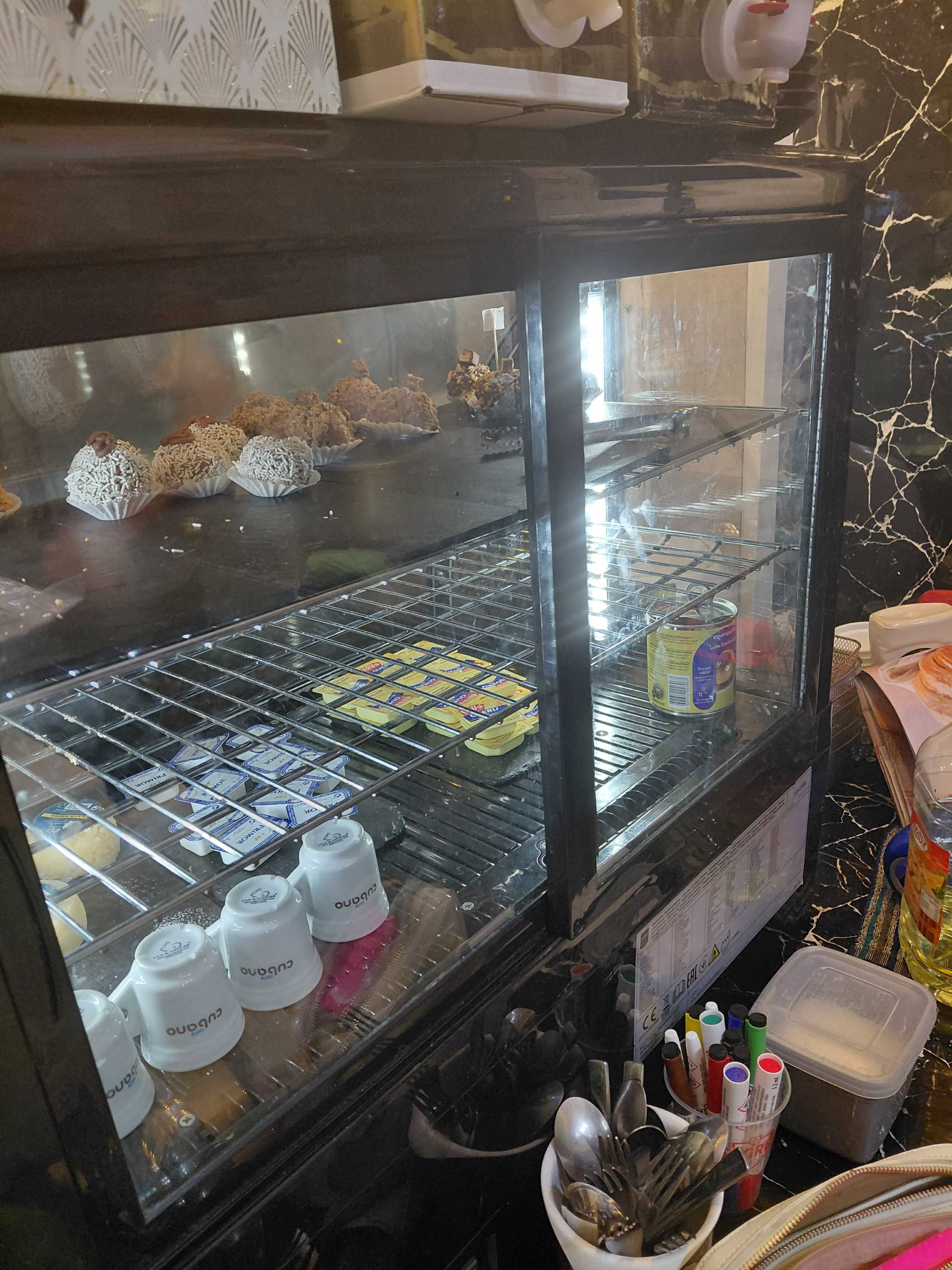 Vitrine refrigerada com luz