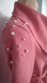 Płaszczyk wiązany w pasie z ozdobnymi perełkami na ramionach