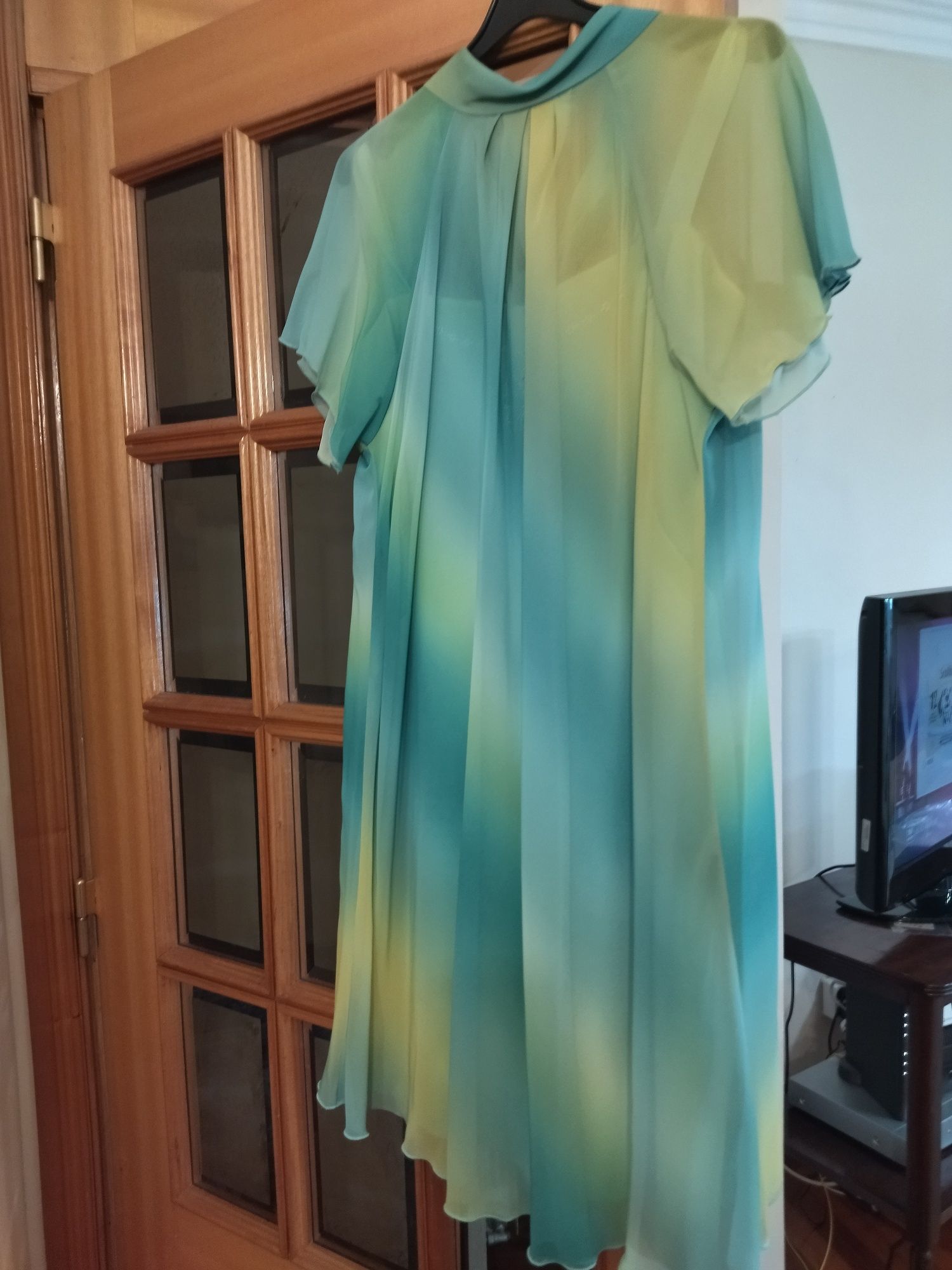 Vestido de alças com casaco em tons de verdes e amarelo