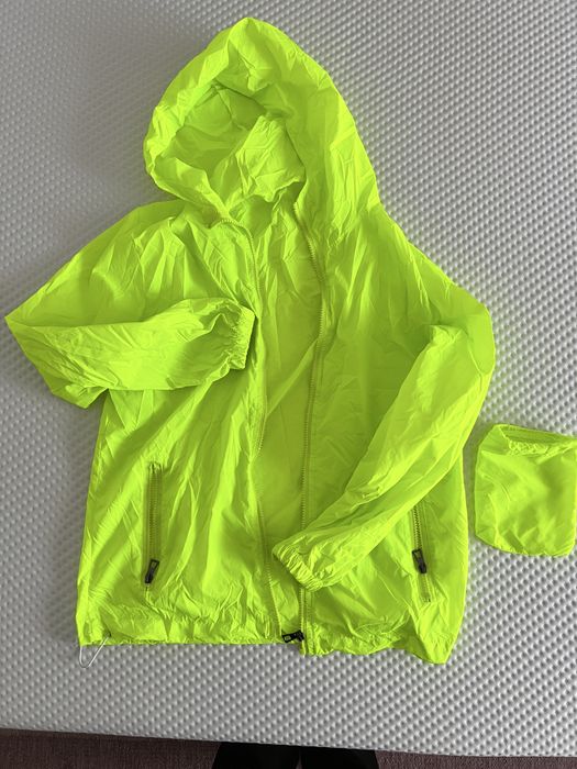 Corta vento com capuz