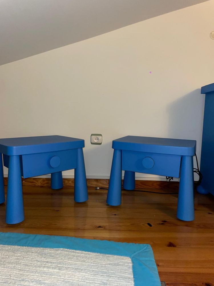 Cómoda Linha Mammut Ikea e mesinhas de cabeceira