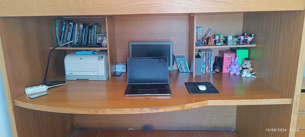 Cama com secretária em Madeira ( Oportunidade)