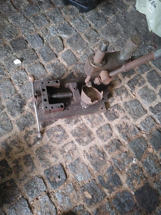 Stara prasa ręczna, imadło, wtryskarka