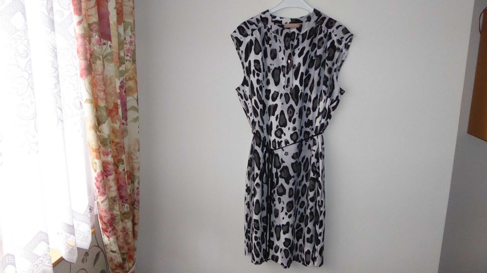 Sukienka przed kolana z paskiem piękna śnieżna pantera VERA MONI r. 46