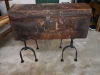 Arca Baú em madeira forrado em pele muito antigo