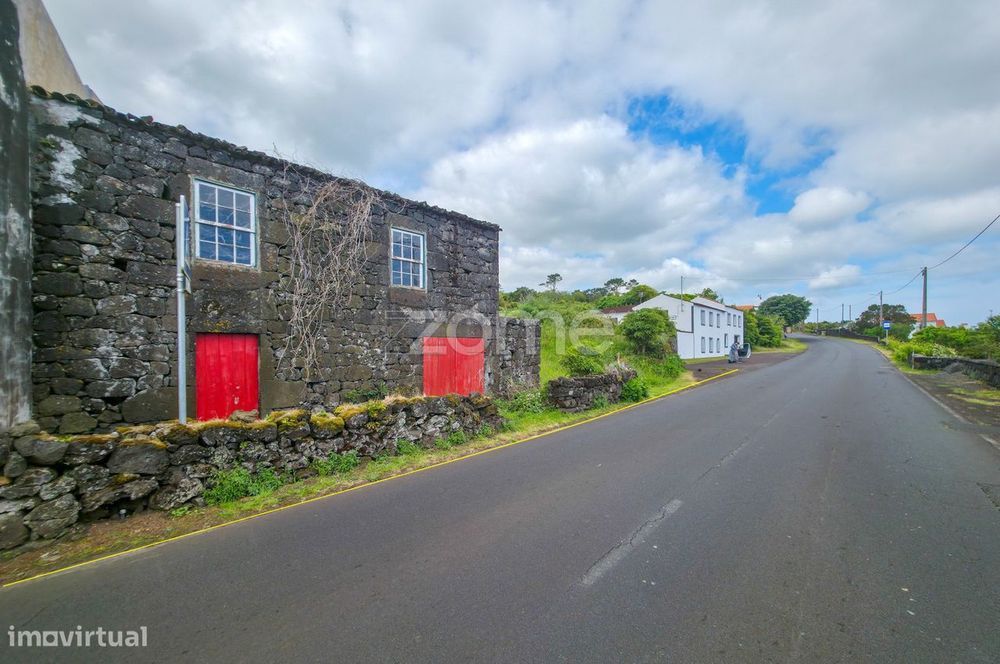 Terreno Misto com Vista Mar e Viabilidade de Construção - Ilha do P...