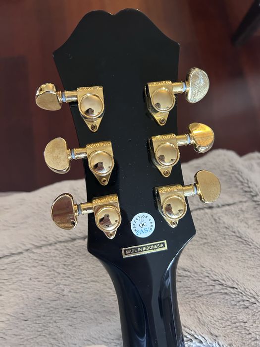 Guitarra semi-acustica Epiphone modelo EJ-200SCE/BK