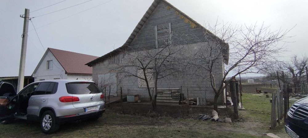 Коробка без внутрішніх робіт. Земельна ділянка 0,12га в с.Новому