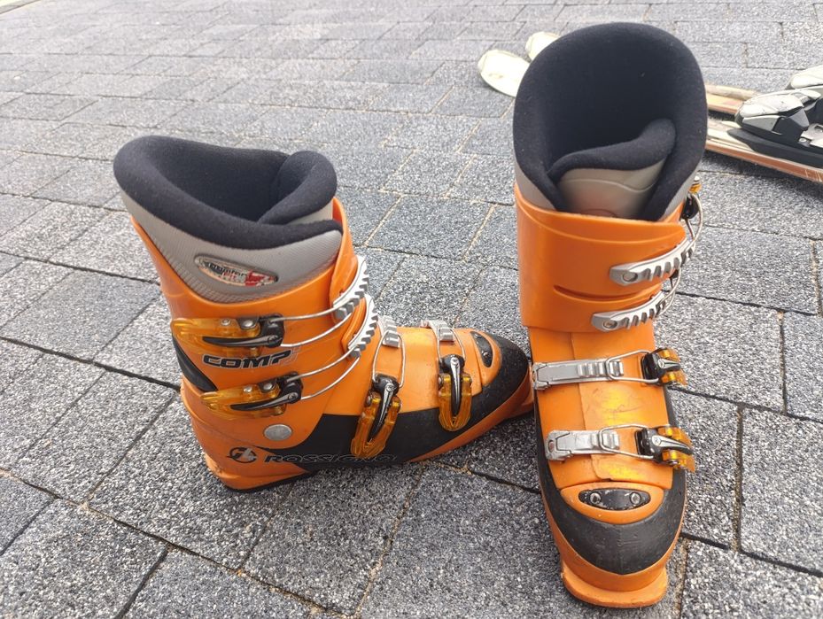 Narty volkl 142 cm. Buty Rossignol oraz kijki 120 cm. Zestaw dla pań.