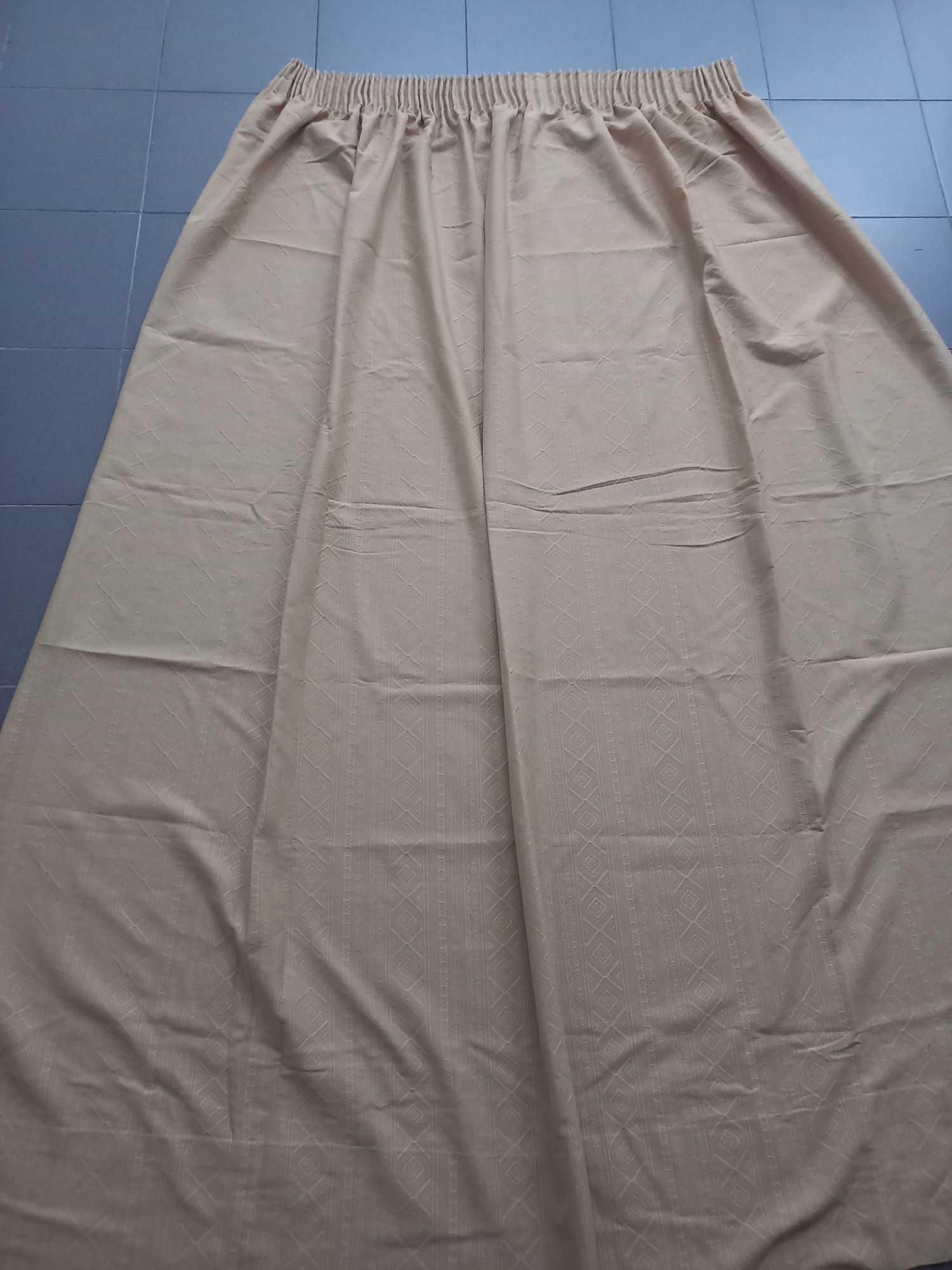 Conjunto de 2 cortinados, colcha de casal com 2 almofadas e toalha mes