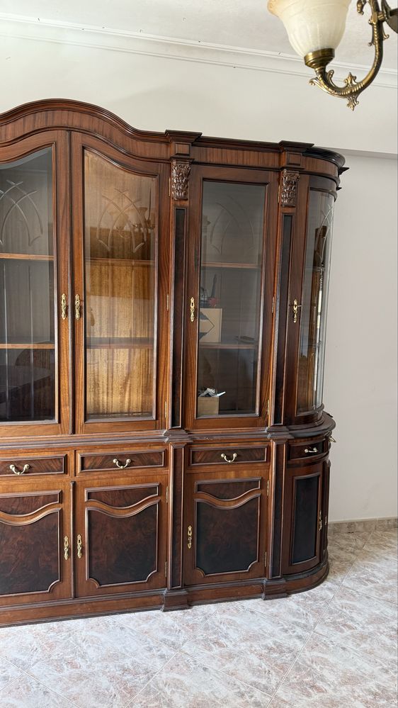 Móvel de sala com vitrines - Clássico e robusto