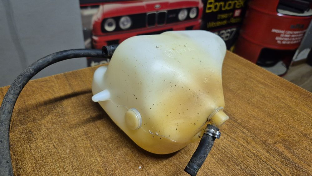 BMW E30 Zbiornik Zbiorniczek Wyrównawczy Baku Paliwa PochłaniaczOparów