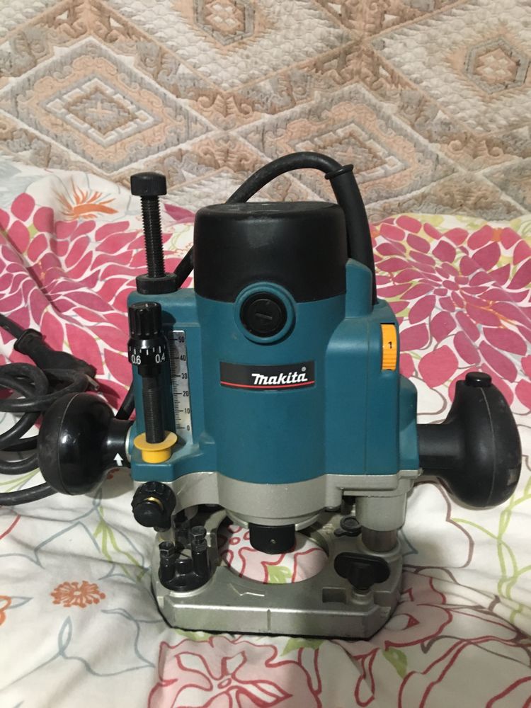 Фрезер Makita RP1110C