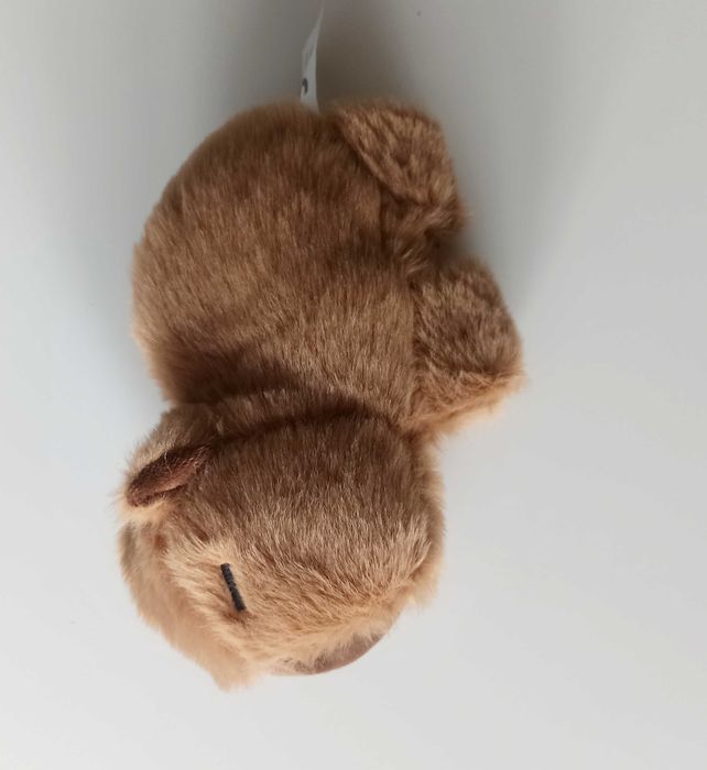 Miękki brązowy pluszak kapibara z uchwytem dla dzieci