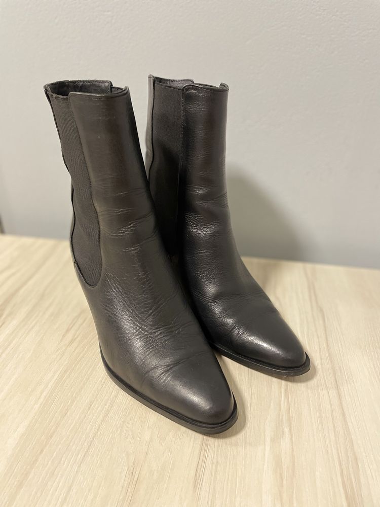 Шкіряні ботильйони Zara