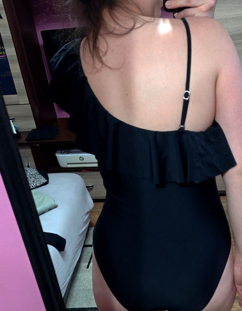 Jednocześniowy strój kąpielowy damski czarny z falbaną na jedno ramię